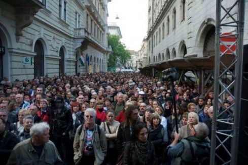 demonstration-in-front-of-new-theater