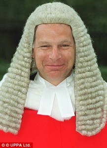 article-1250385-0004299D00000258-8_306x423