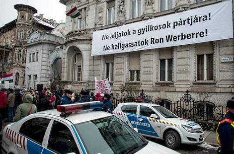 dk-demonstration-fidesz-sign